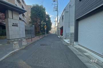 敷地北東側の前面道路（南東側から）