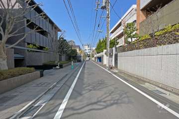敷地北側の前面道路（東側から）