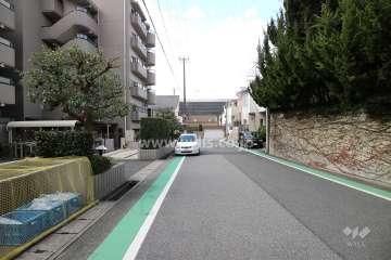 敷地北側の前面道路（東側から）