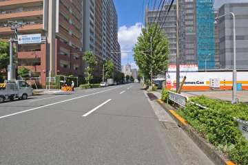 敷地東側の前面道路は天王洲通りです(南側から)。