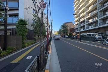 敷地の北西側前面道路（北東側から）