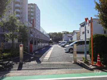 駐車場の出入り口（2カ所あり、ロボットゲート付きです。）
