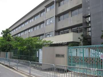 マンション西側は平木小学校です。