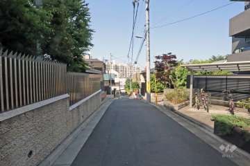 敷地北西側の前面道路(南西側から)