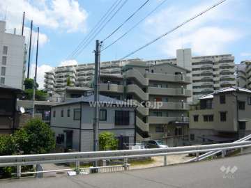 周辺の街並み。マンションと一戸建てが混在しています。