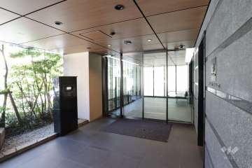 エントランスはオートロック付きです。　