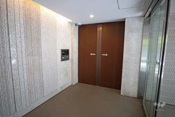 エントランスはオートロック付きです。