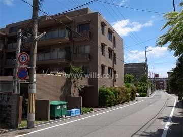 周辺は一戸建てとマンションが混在する閑静な住宅地です。