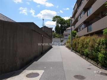 敷地南側の前面道路。敷地の南、東、西の3方が接道しています。