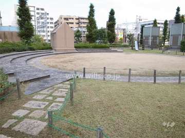 敷地内の公園。遊具や広場もあります。