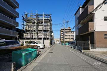 敷地東側の前面道路（南側から）