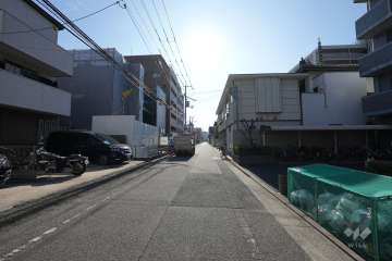 敷地東側の前面道路（北側から）