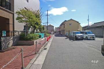 敷地西側の前面道路（北側から）