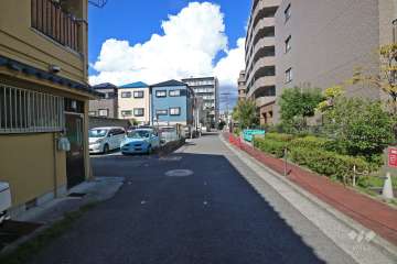 敷地西側の前面道路（南側から）