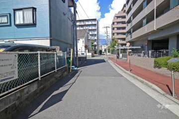 敷地西側の前面道路（南側から）