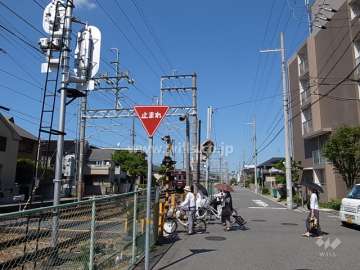 敷地の西側には道を挟んで、阪急今津線が走っています。