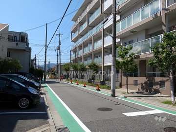 敷地南側の前面道路。敷地に周囲に公開空地が設けられています。