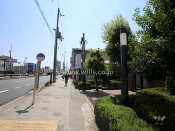 敷地北側は国道2号線に面しており、目の前にバス停があります。