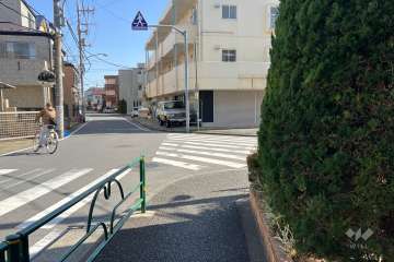 敷地の東側前面道路（北側から）