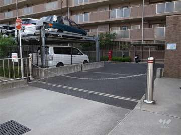 駐車場の出入り口にはロボットゲートが設置されています。