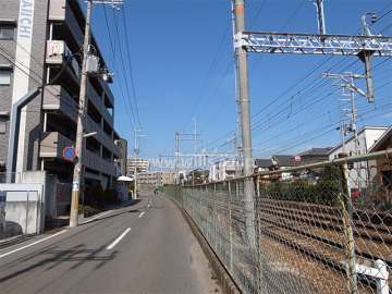 敷地の東側には道を挟んで、阪急今津線が走っています。