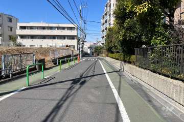 敷地西側の前面道路