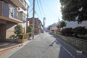 敷地西側の前面道路