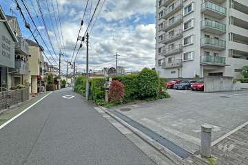 敷地の北側前面道路（西側から）