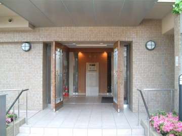 エントランスはオートロック付きです。