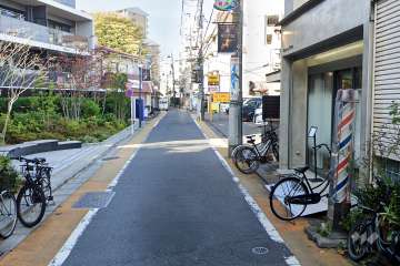 敷地西側の前面道路