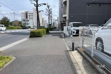 敷地の北東側前面道路は目白通りです（北西側から）。