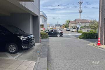 敷地の南東側前面道路（南西側から）