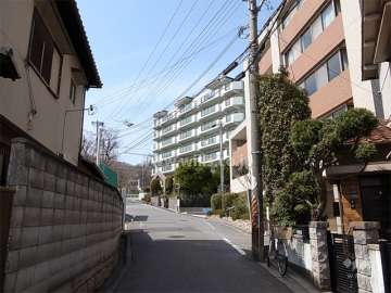 周辺はマンションと一戸建てが混在する緩やかな南斜面地です。