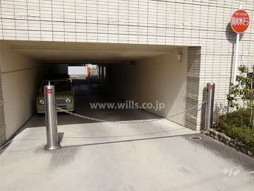 駐車場出入り口はロボットゲート付きです。