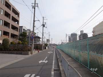 敷地の南側には道を挟んでJR東海道本線が走っています。