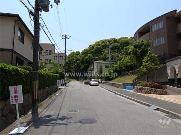 周辺は緑の多い閑静な住宅地。すぐ南側には関西学院大学があります。