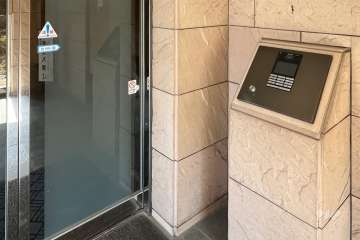 エントランスはオートロック付きです。　