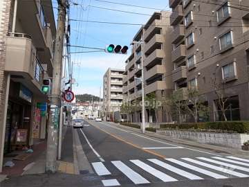 敷地西側の前面道路