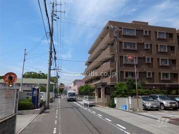 ライオンズマンション香櫨園の遠景。敷地西側の前面道路（南側から）