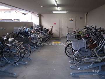 エントランス横にある屋内の駐輪場