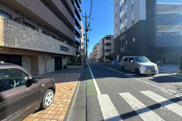 敷地の北側前面道路（西側から）