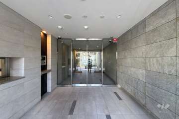 エントランスはオートロック付きです。