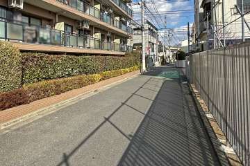 敷地南側の前面道路（西側から）