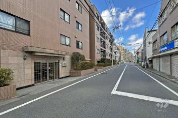 敷地東側の前面道路（南側から）