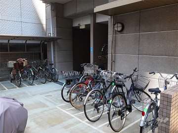 エントランス横の駐輪場