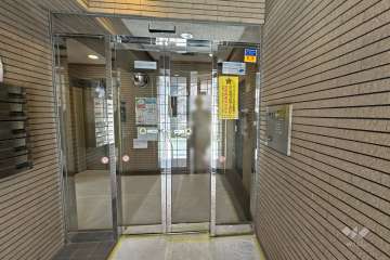 エントランスはオートロック付きです。