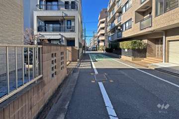 敷地南側の前面道路（東側から）