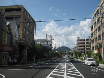 マンションの東側道路