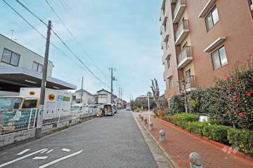 敷地南側の前面道路（東側から）