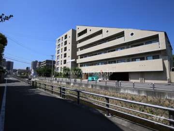 コム・グレイス西宮北口の外観（北東側から）